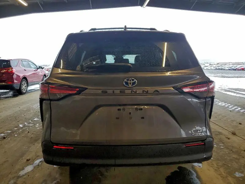 2022 TOYOTA SIENNA LE  