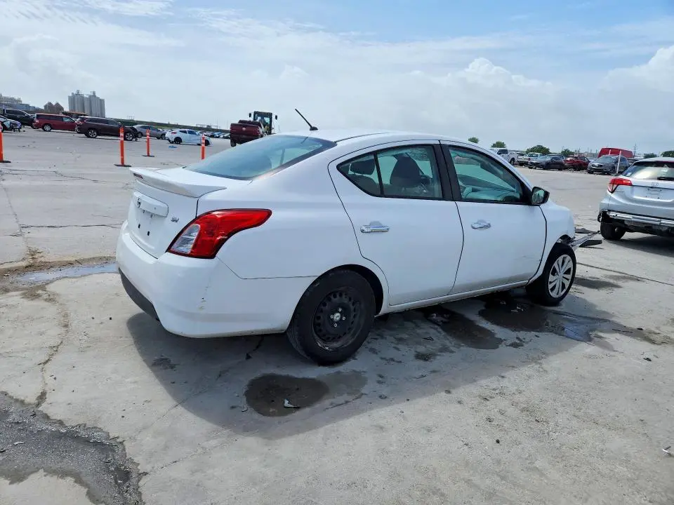 2018 NISSAN VERSA SV  