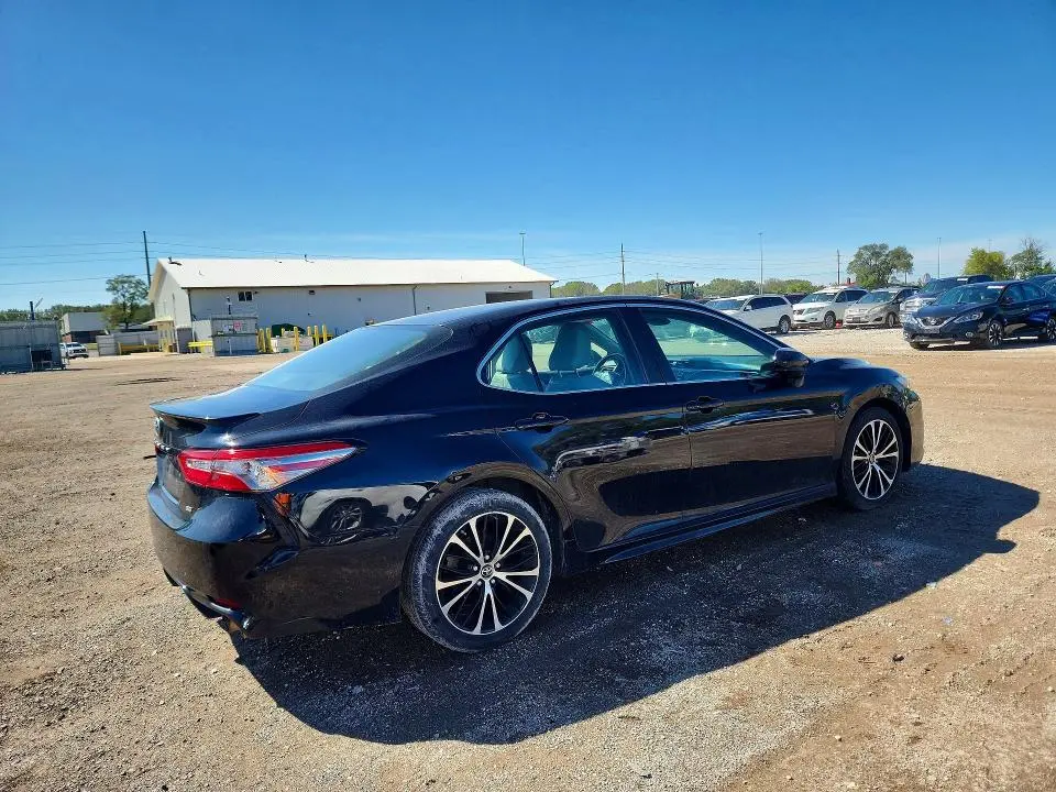 2018 TOYOTA CAMRY SE  