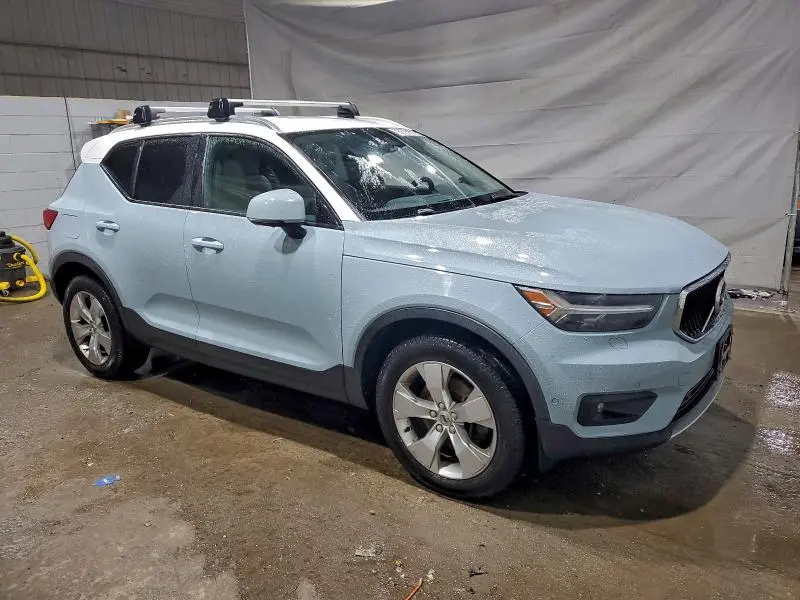 2019 VOLVO XC40 T5 MOMENTUM  