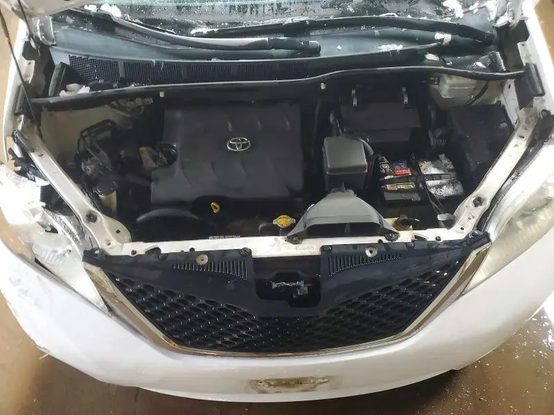 2011 TOYOTA SIENNA LE 8-PASSENGER  