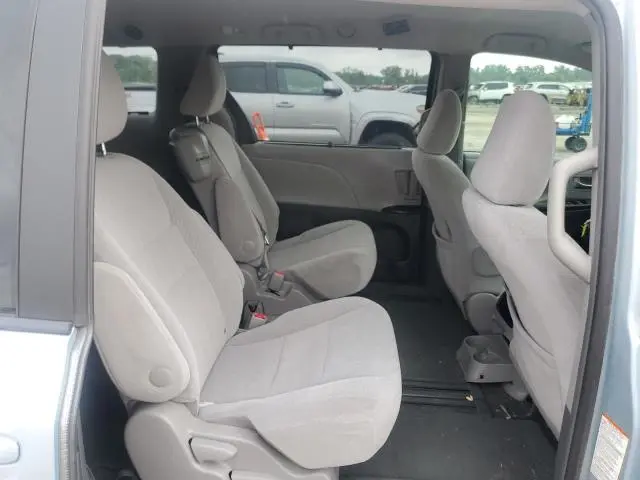 2016 TOYOTA SIENNA LE  