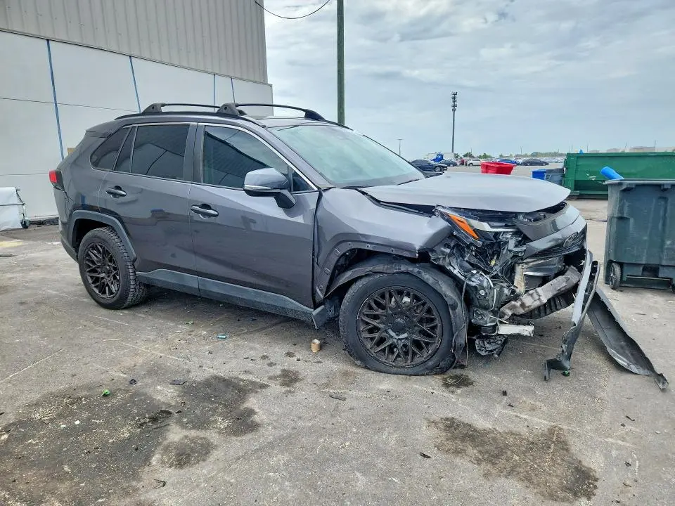 2022 TOYOTA RAV4 XLE  
