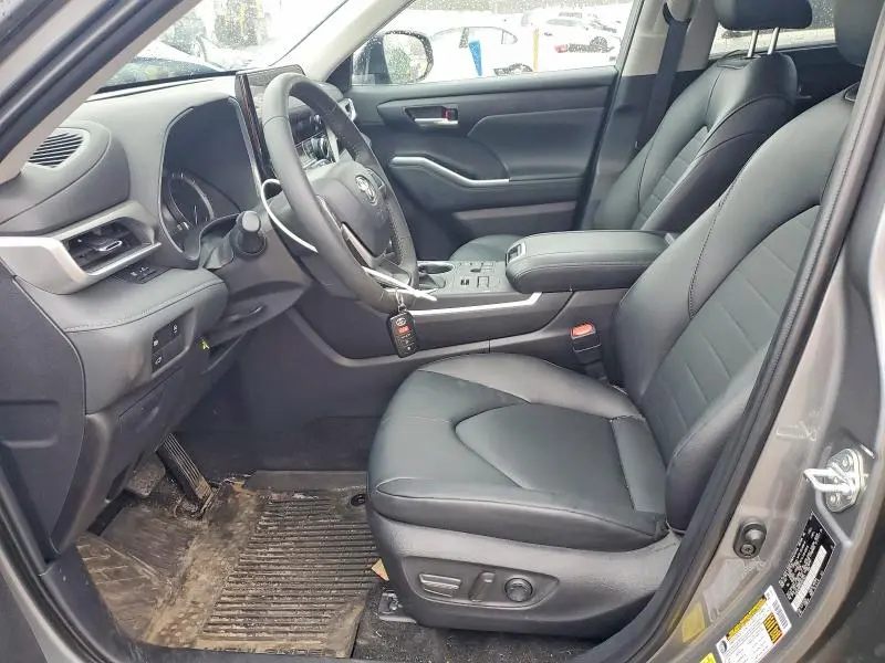2025 TOYOTA HIGHLANDER XLE  