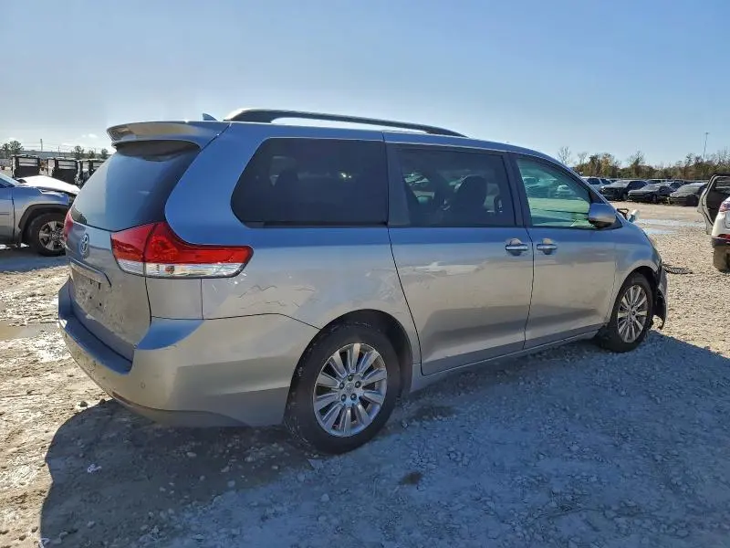 2011 TOYOTA SIENNA XLE  