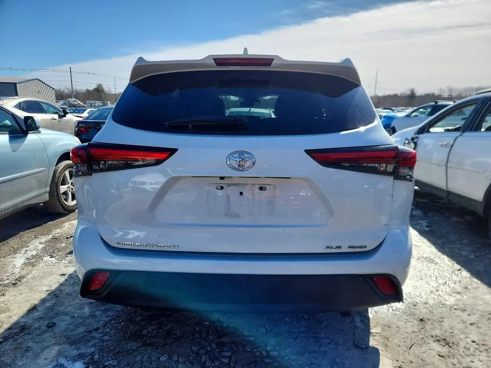 2021 TOYOTA HIGHLANDER XLE  