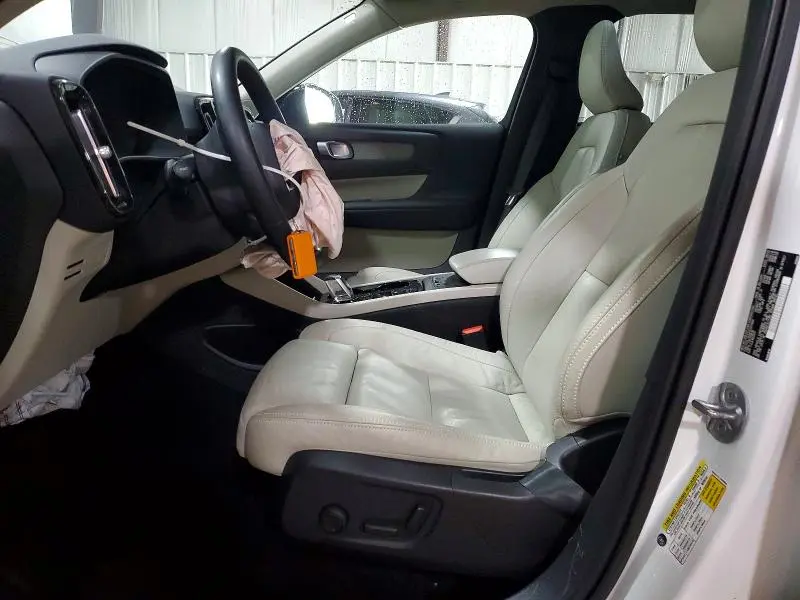 2023 VOLVO XC40 PLUS  