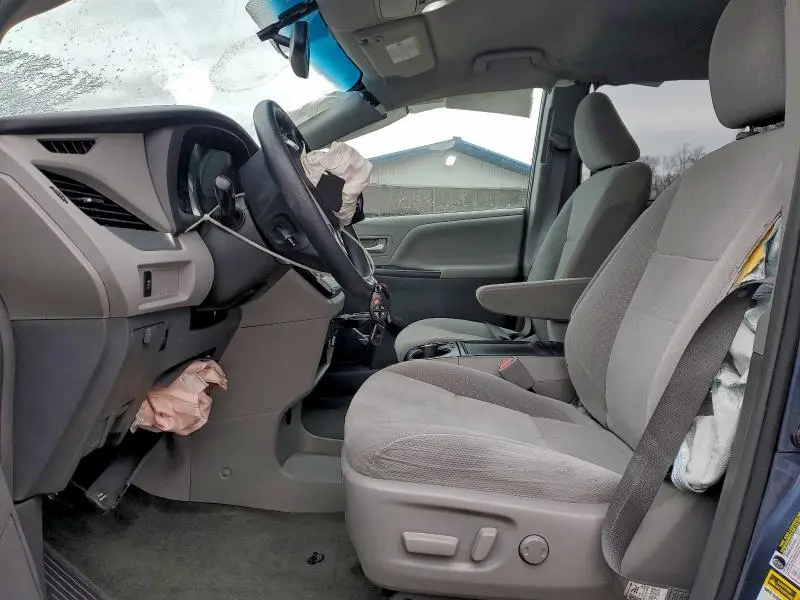 2017 TOYOTA SIENNA LE  