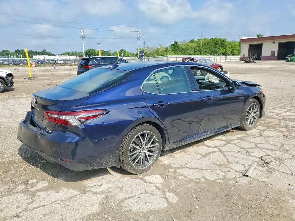 2022 TOYOTA CAMRY XLE  