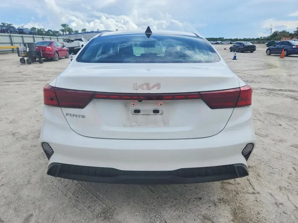 2023 KIA FORTE LXS  