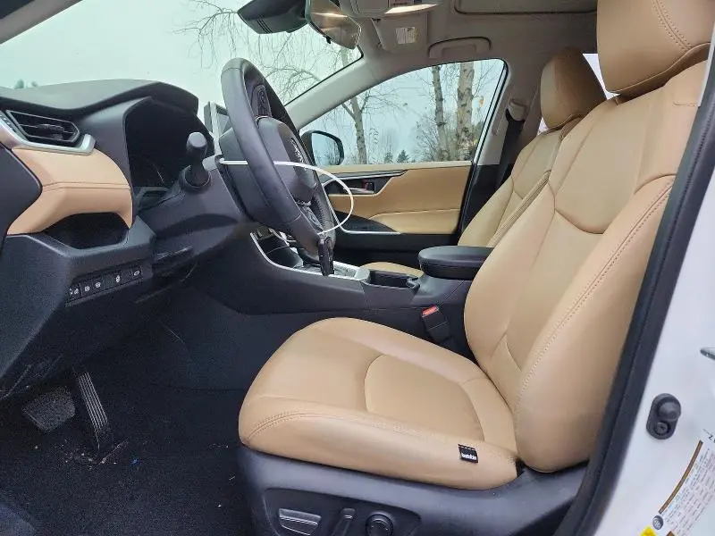 2025 TOYOTA RAV4 XLE  