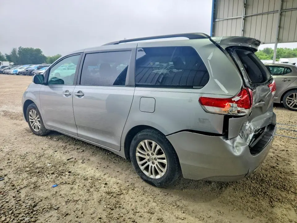 2011 TOYOTA SIENNA   