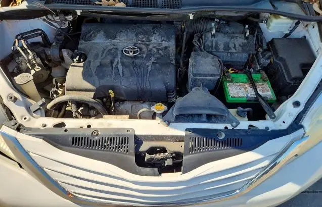 2015 TOYOTA SIENNA LE  