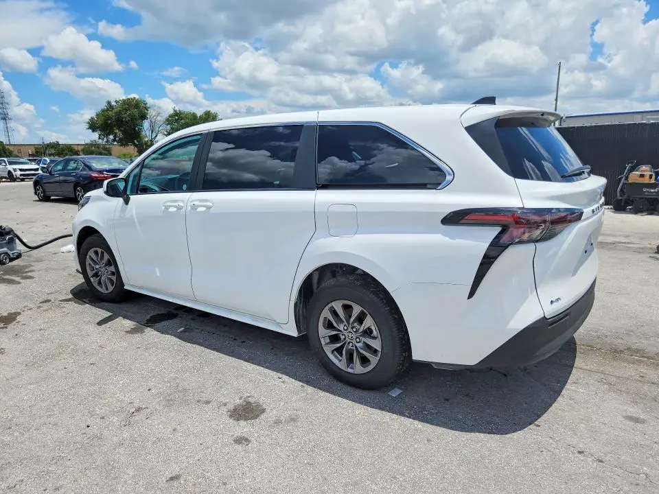 2026 TOYOTA SIENNA LE  
