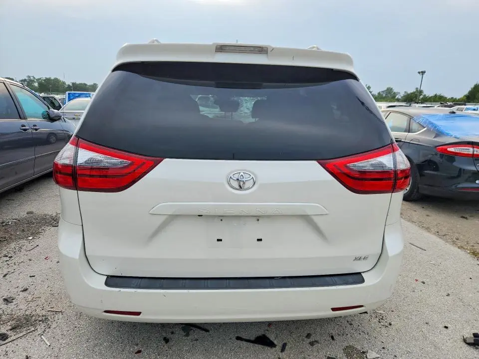 2020 TOYOTA SIENNA XLE 8-PASSENGER  