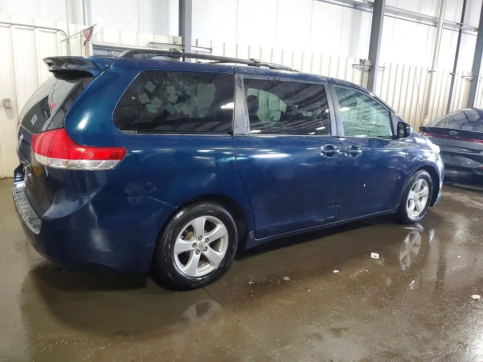 2012 TOYOTA SIENNA LE  