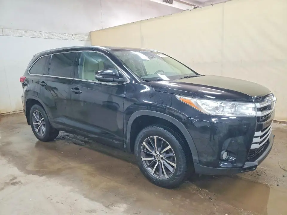 2017 TOYOTA HIGHLANDER SE  