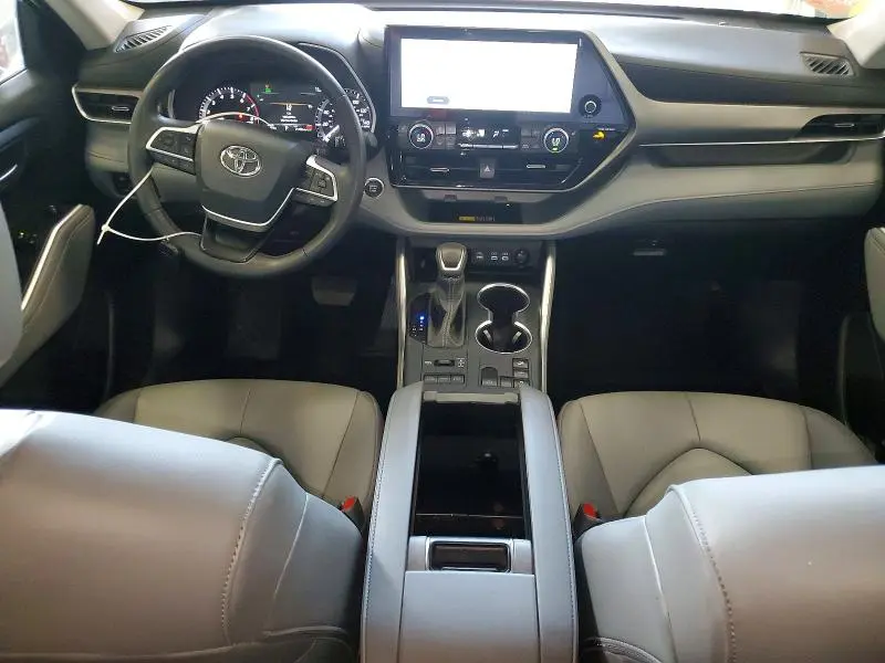 2025 TOYOTA HIGHLANDER XLE  