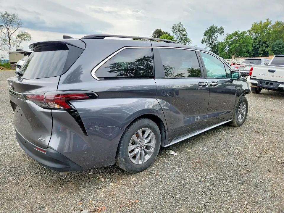 2025 TOYOTA SIENNA XLE 8-PASSENGER  