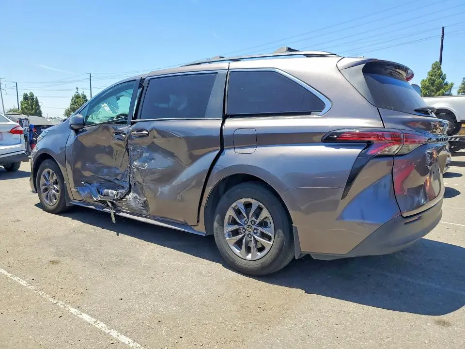 2021 TOYOTA SIENNA LE  