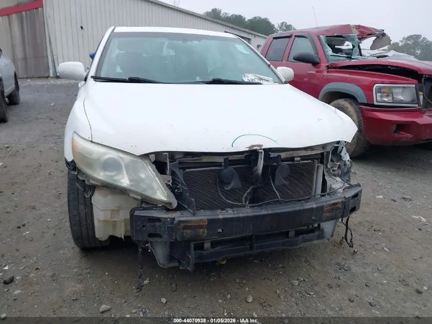 2011 TOYOTA CAMRY XLE V6