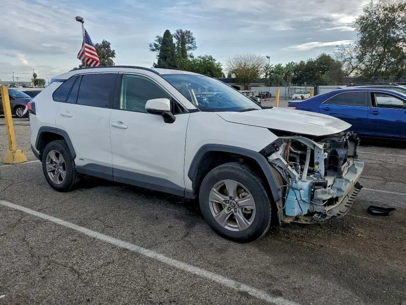 2022 TOYOTA RAV4 XLE  