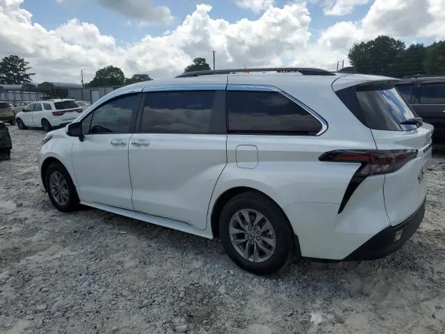 2024 TOYOTA SIENNA XLE  