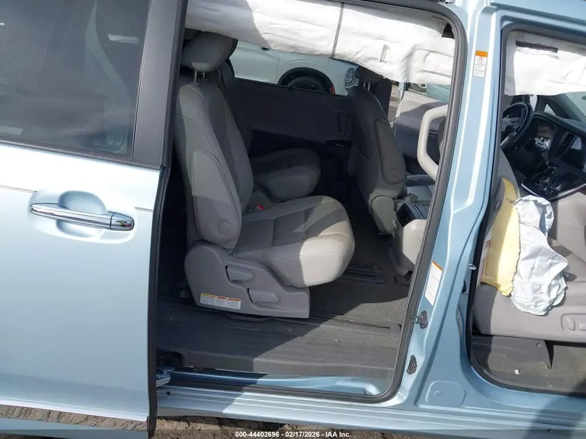 2015 TOYOTA SIENNA XLE 8 PASSENGER