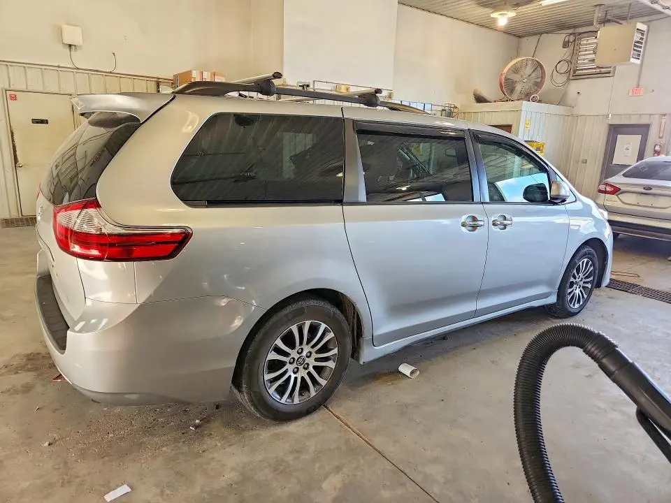 2020 TOYOTA SIENNA XLE 8-PASSENGER  