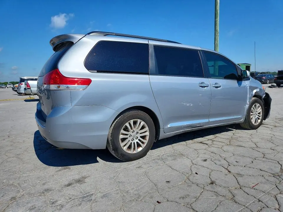 2014 TOYOTA SIENNA XLE 8-PASSENGER  