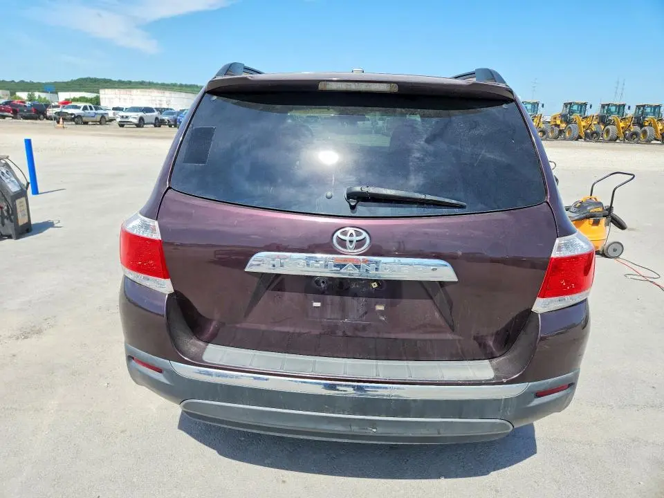 2011 TOYOTA HIGHLANDER SE  