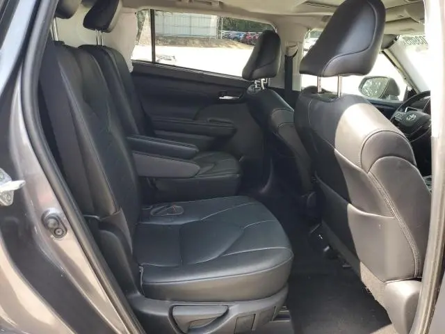 2021 TOYOTA HIGHLANDER XLE  