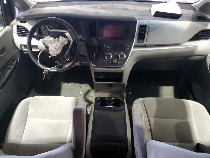 2017 TOYOTA SIENNA LE  