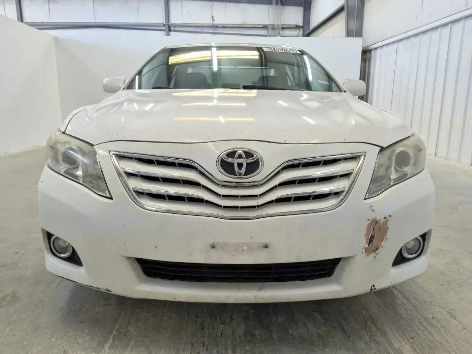 2011 TOYOTA CAMRY XLE V6  