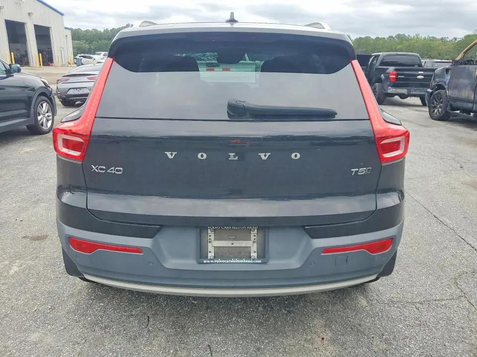 2021 VOLVO XC40 T5 MOMENTUM  