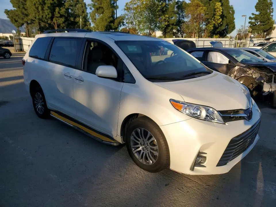 2020 TOYOTA SIENNA XLE  