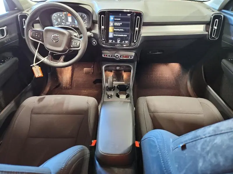2021 VOLVO XC40 T4 MOMENTUM  