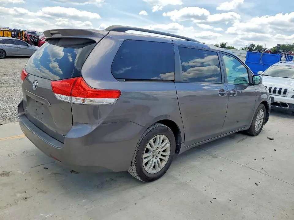 2013 TOYOTA SIENNA XLE 8-PASSENGER  