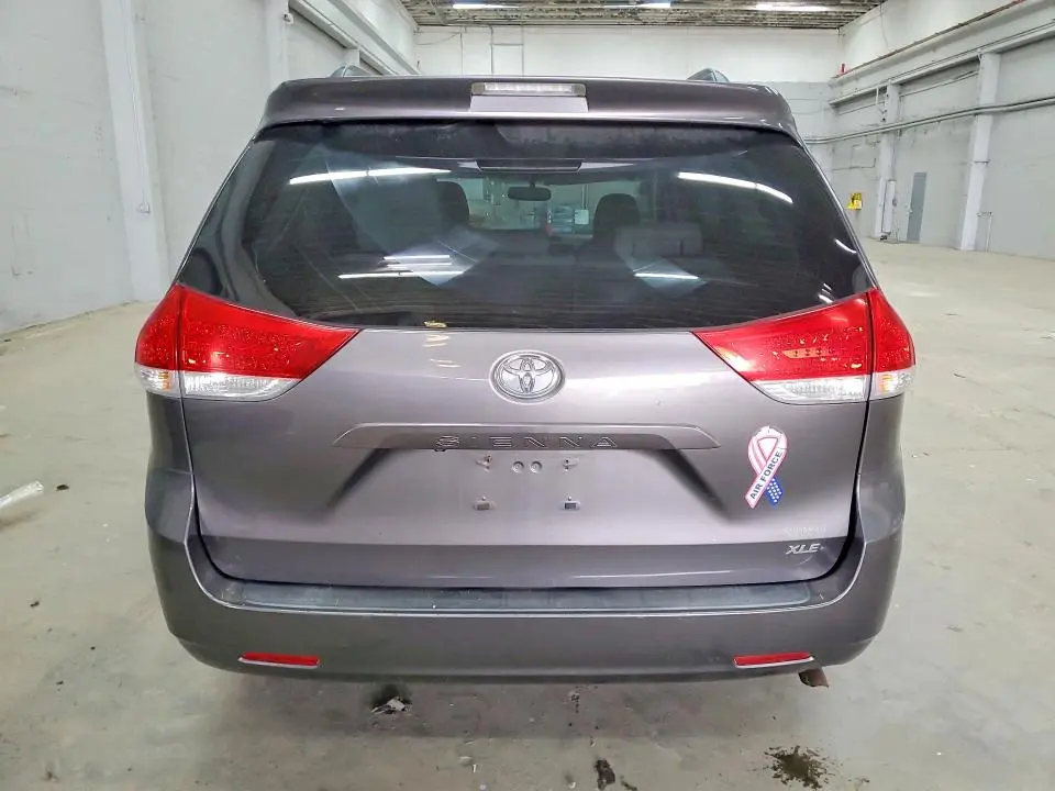 2013 TOYOTA SIENNA XLE 8-PASSENGER  