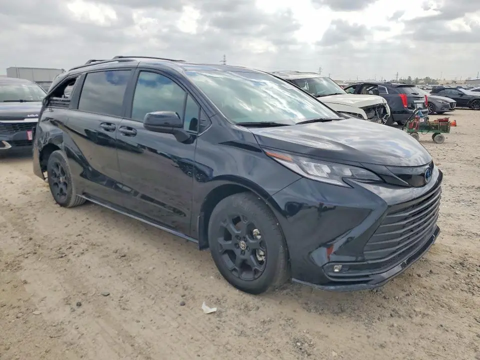 2025 TOYOTA SIENNA WOODLAND EDITION  