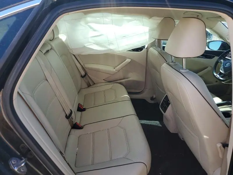 2016 VOLKSWAGEN PASSAT SE  