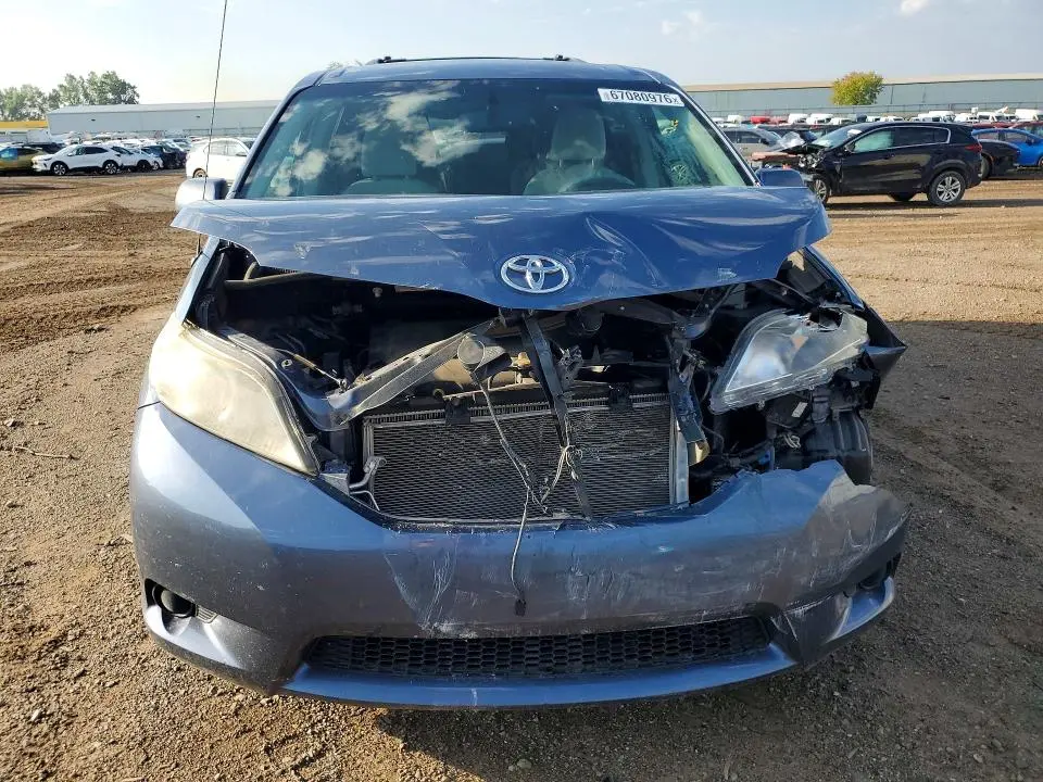 2014 TOYOTA SIENNA LE  