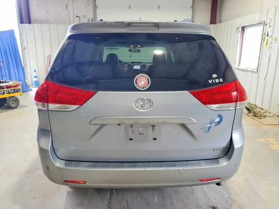 2014 TOYOTA SIENNA XLE 8-PASSENGER  