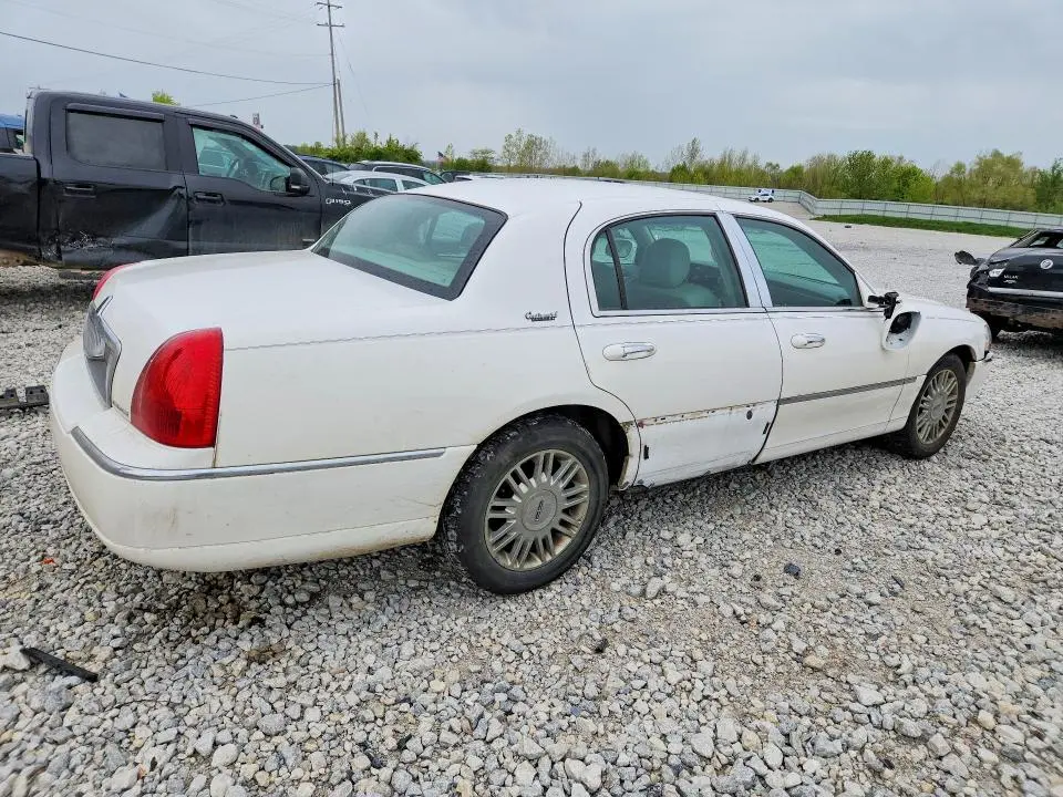 2010 LINCOLN TOWN CAR SIGNATURE LIMITED  