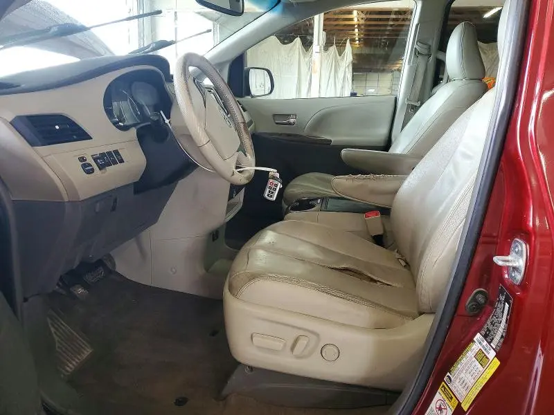2014 TOYOTA SIENNA XLE 8-PASSENGER  