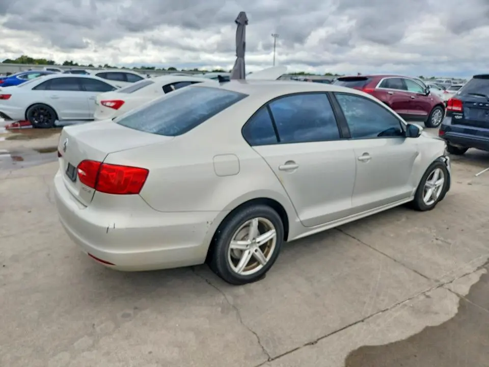 2011 VOLKSWAGEN JETTA SE  