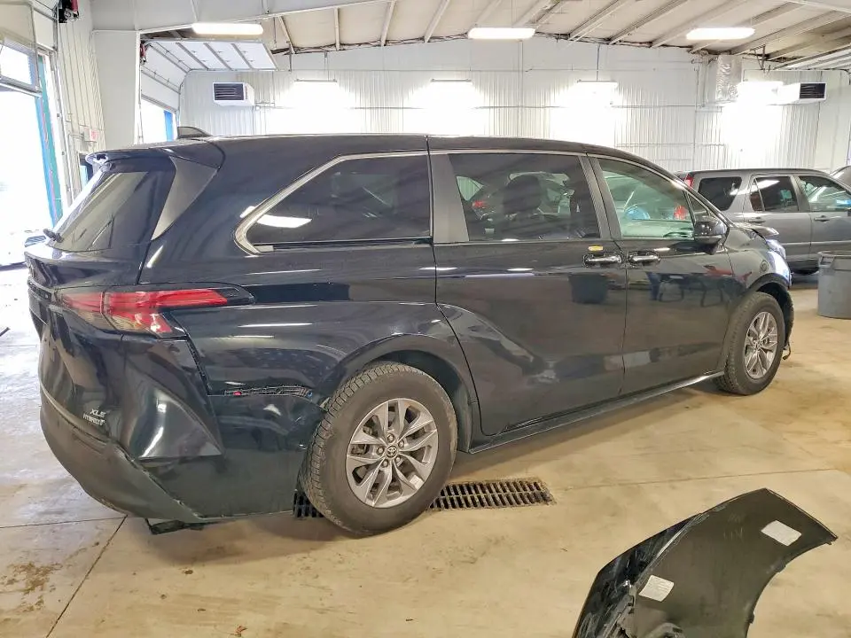 2022 TOYOTA SIENNA XLE  