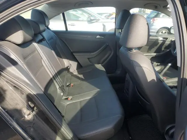 2011 VOLKSWAGEN JETTA SE  