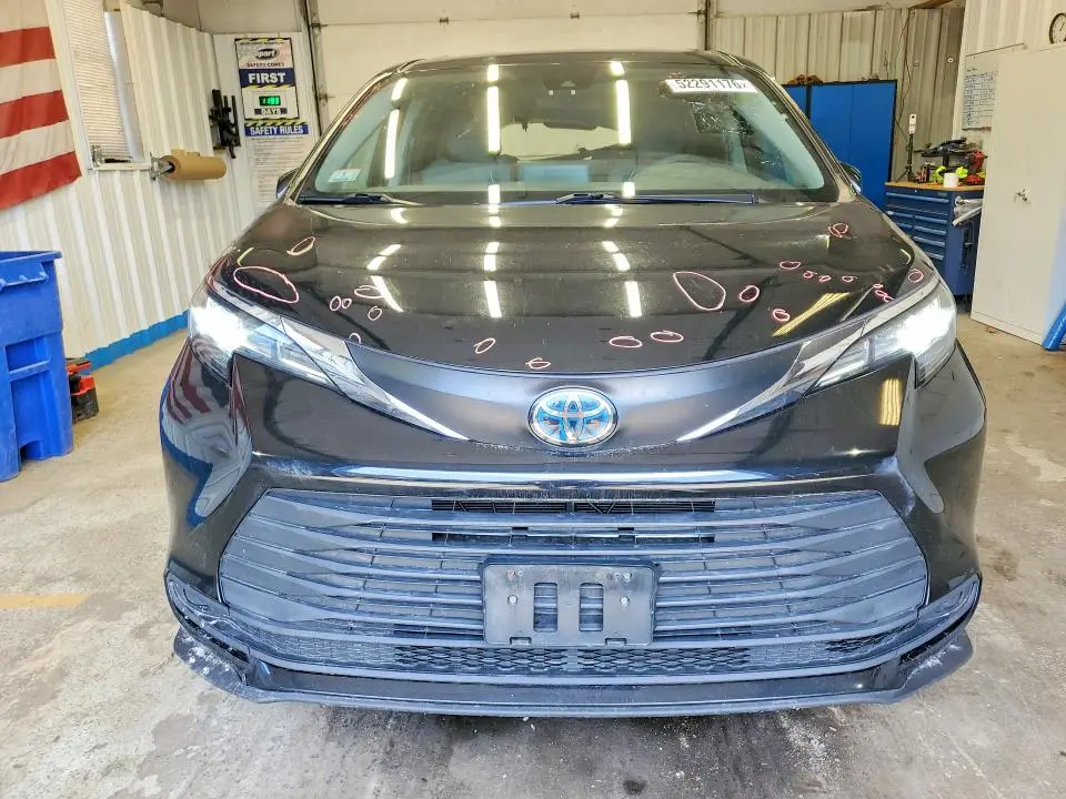 2021 TOYOTA SIENNA LE  