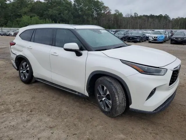 2021 TOYOTA HIGHLANDER XLE  